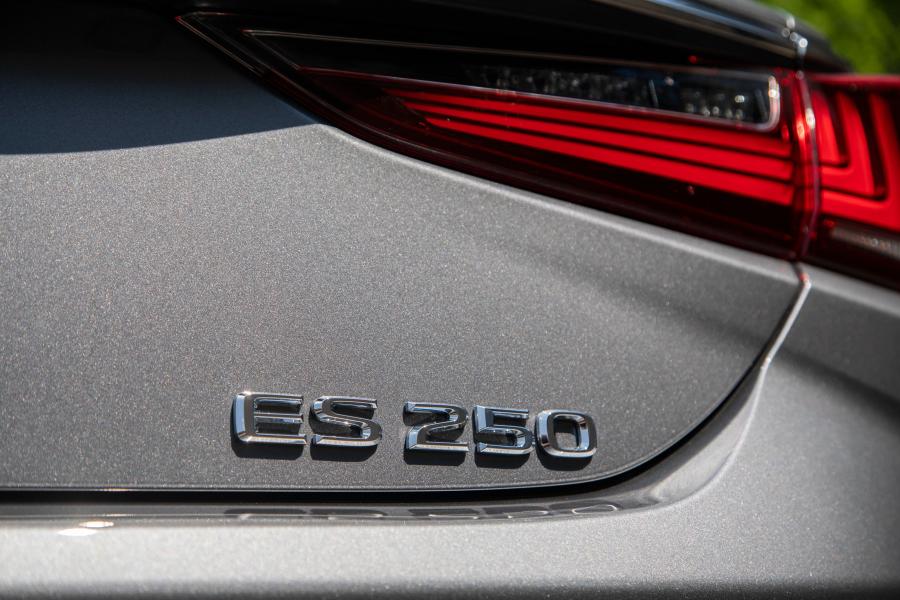 Детали экстерьера Lexus ES250 2018 года  (WW) (фото 15 из 21)